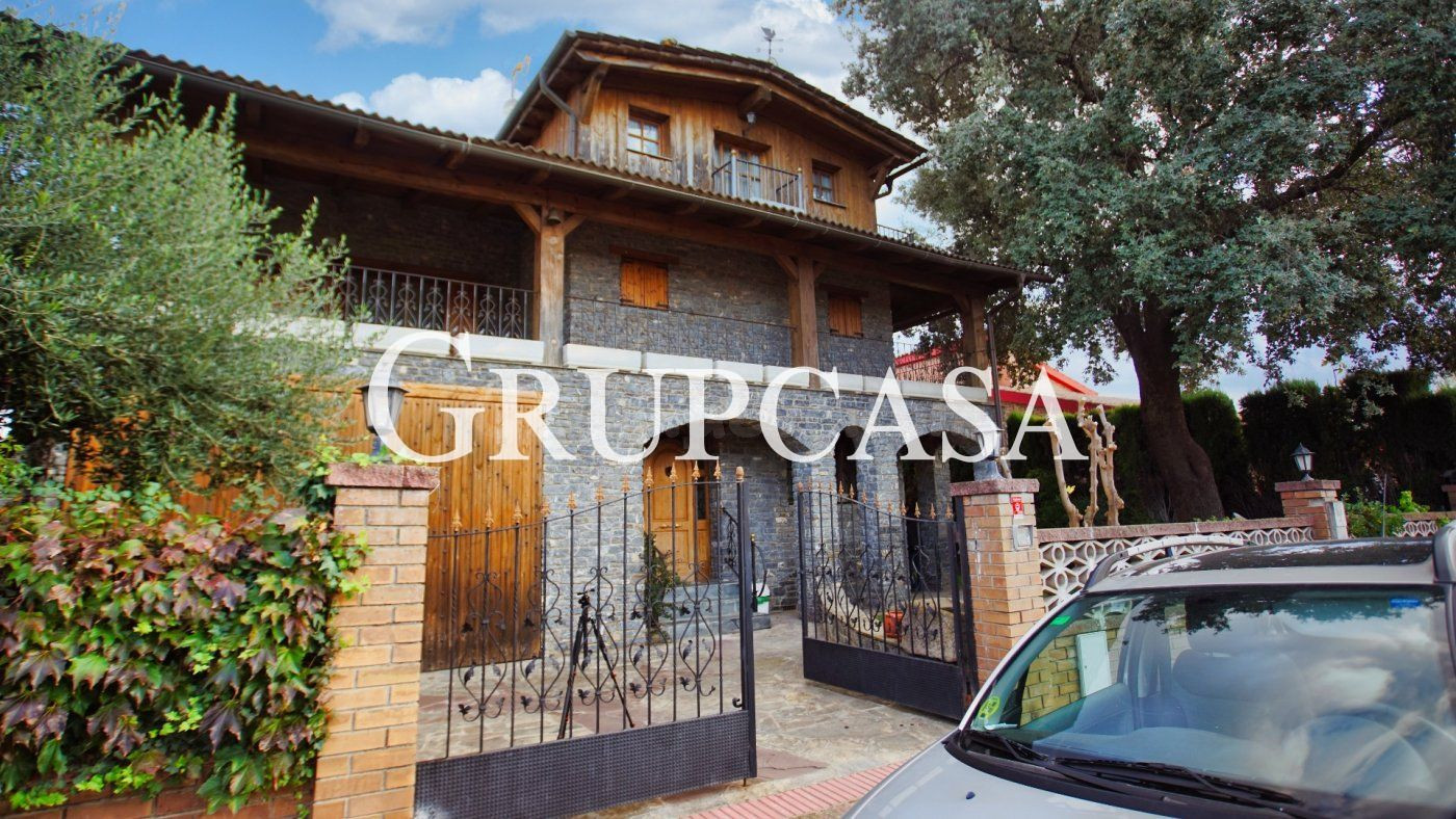 EXCLUSIVA PROPIEDAD DE DISEÑO RÚSTICO DE ALTA MONTAÑA EN LA MEJOR ZONA RESIDENCIAL DE ALPICAT