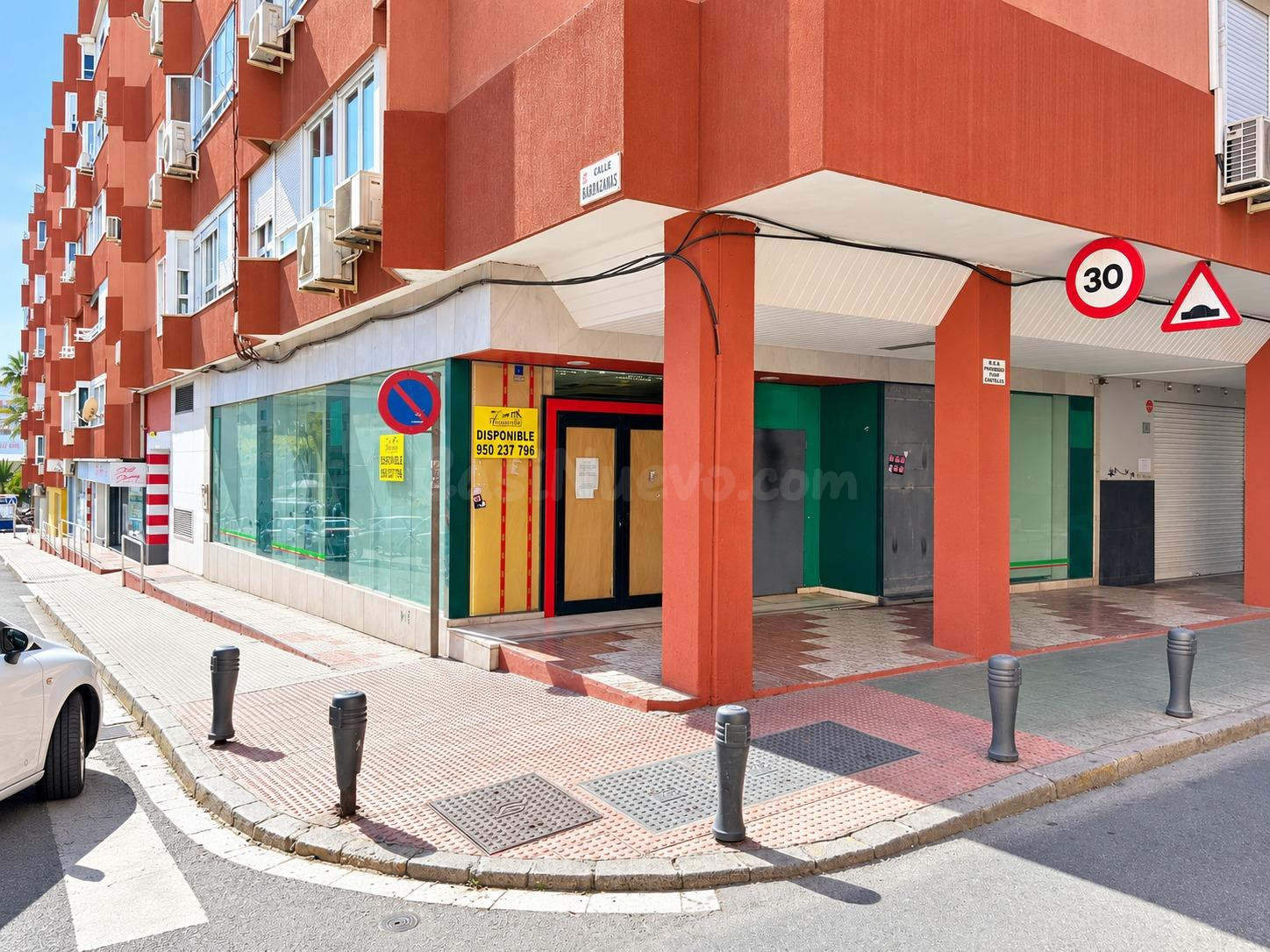 Local comercial haciendo esquina en Pedro Jover
