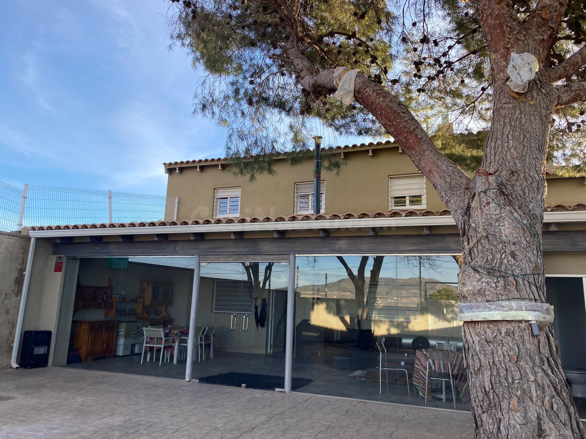 PRECIOSA CASA DE CAMPO TIPO CHALET CON TERRENO EN PINOSO