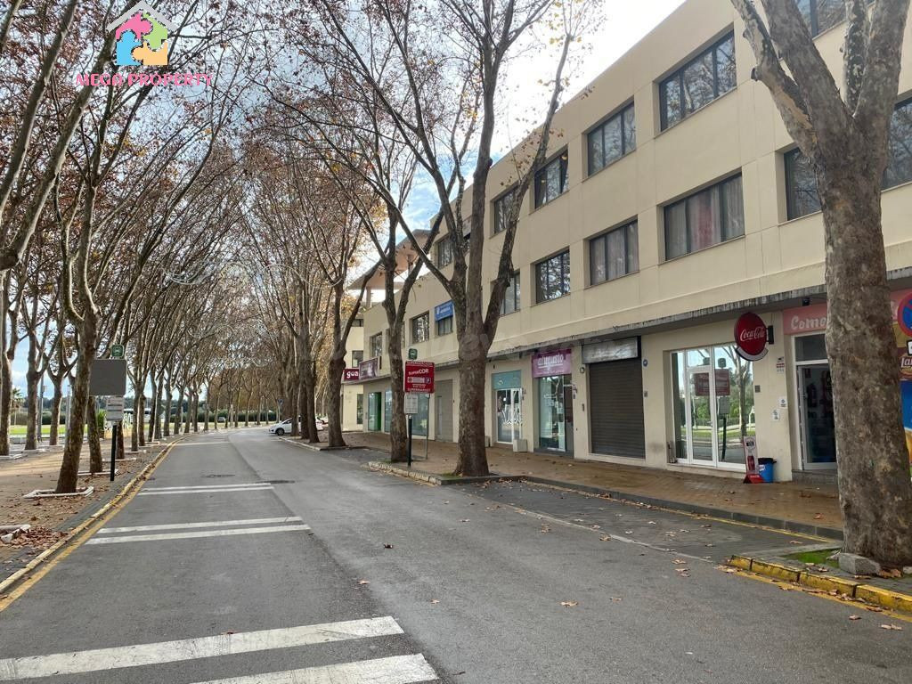 Se vende magnífico local comercial con plaza de garaje en Guadiaro.