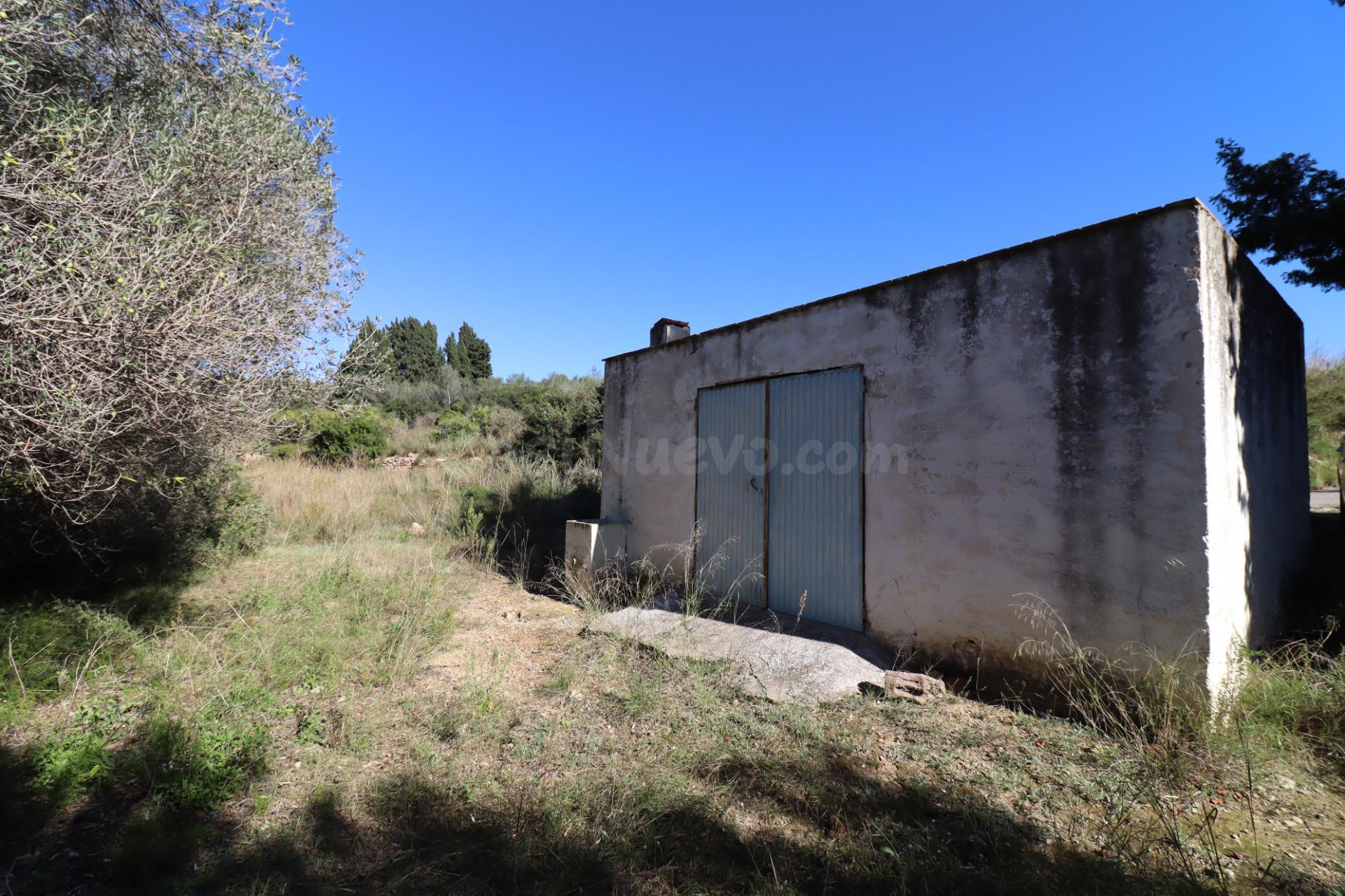 Finca rústica con almacén y balsa