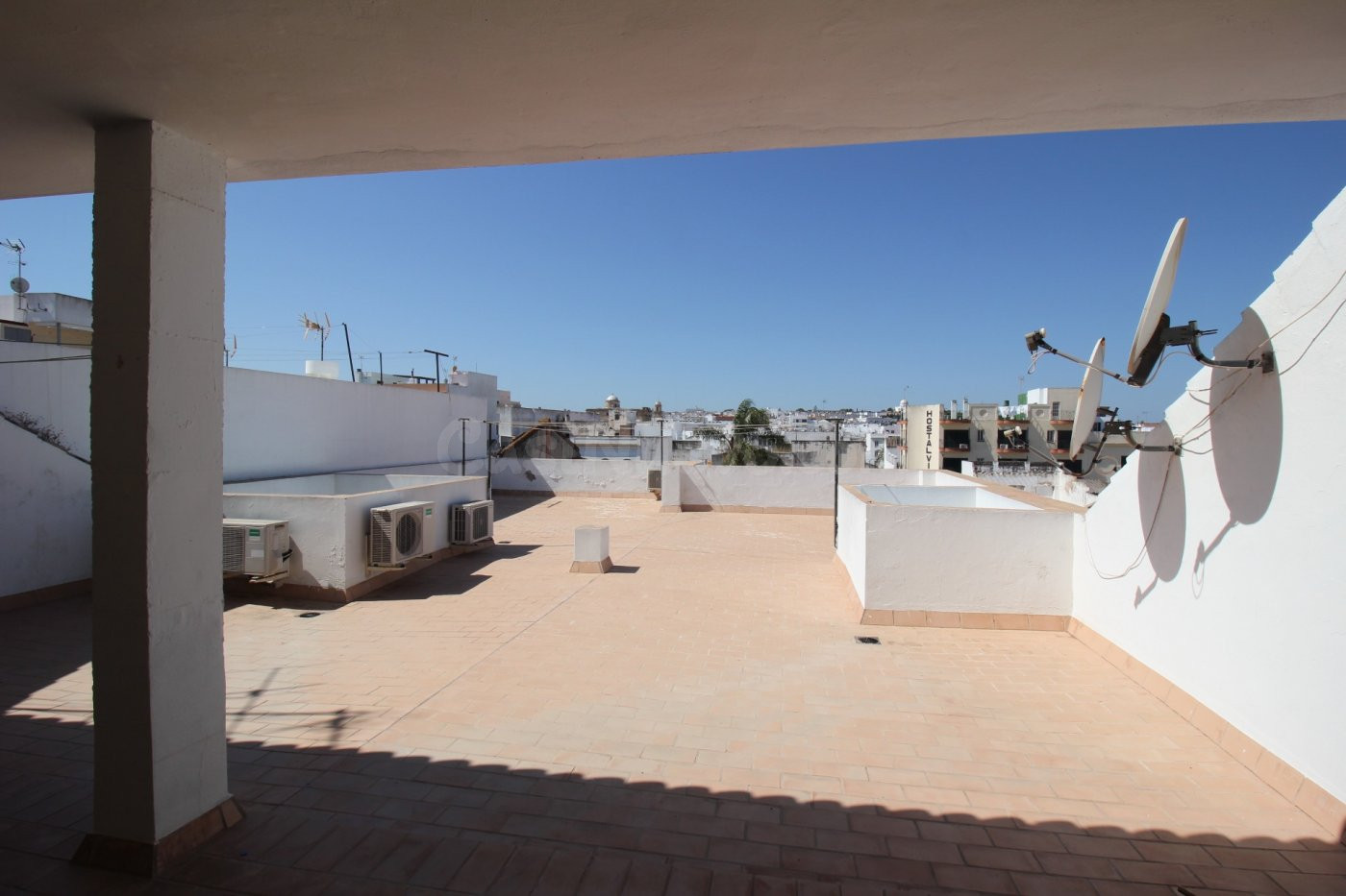 CASA 1ERA PLANTA CON 150 M2 DE VIVIENDA GARAJE EN SOTANO Y AZOTEA.