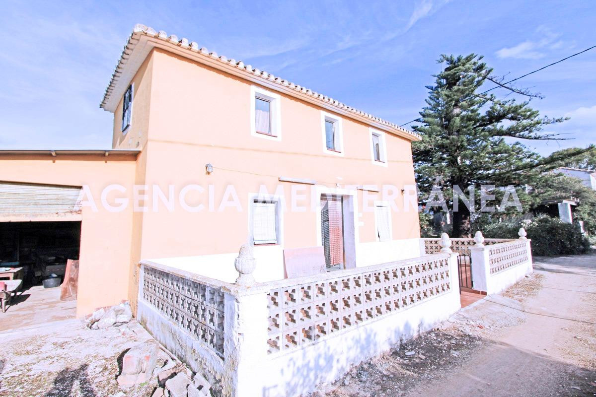 Finca de 8.400m2 con casa de campo en plena naturaleza en Ondara