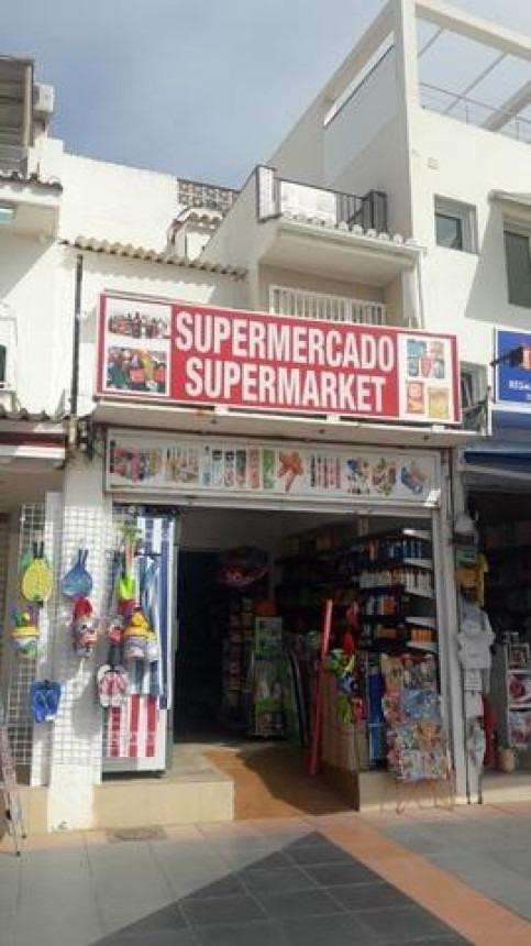 Local comercial en venta en plena zona turística de La Carihuela – Ideal para negocio de playa