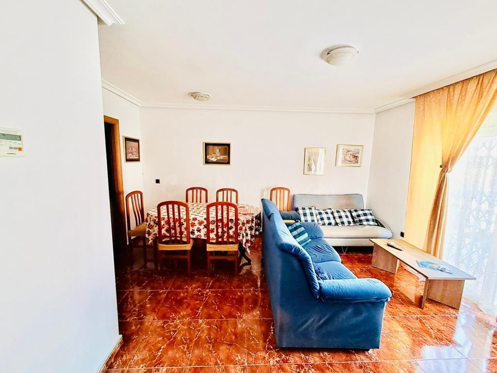 Piso de 3 dormitorios, plaza de garaje y 2 trasteros en zona - foto 2