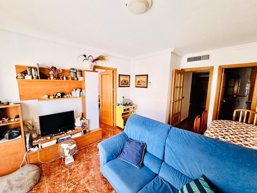 Piso de 3 dormitorios, plaza de garaje y 2 trasteros en zona - foto 3