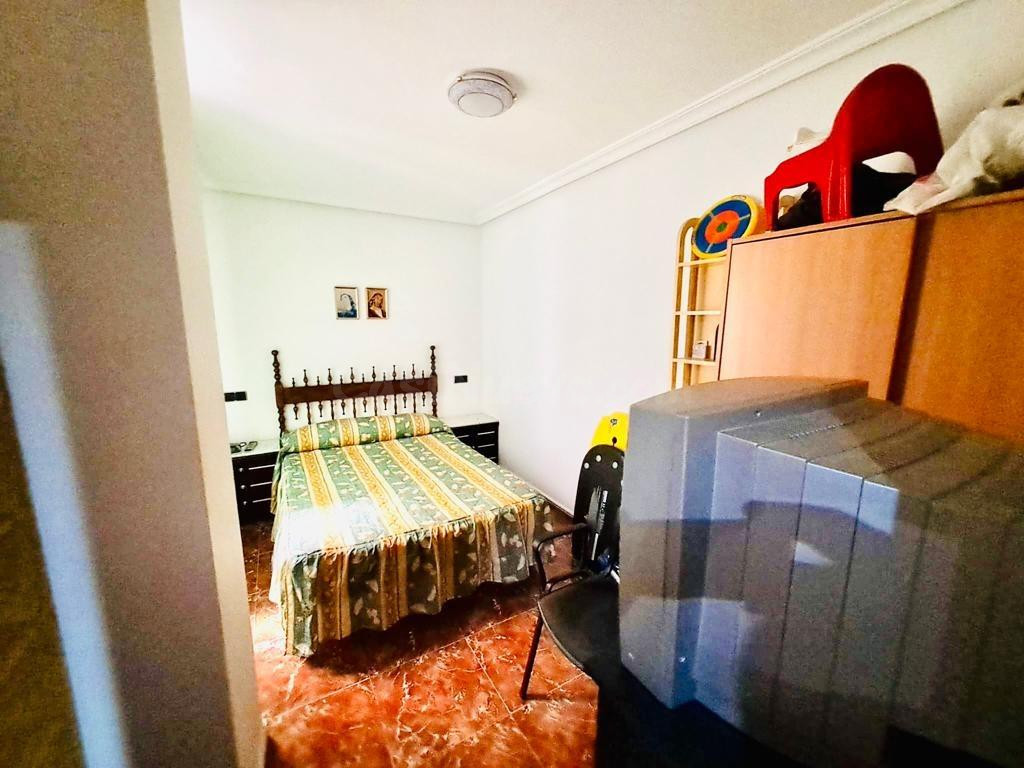 Piso de 3 dormitorios, plaza de garaje y 2 trasteros en zona - foto 4
