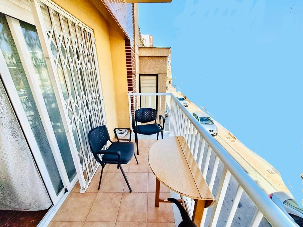 Piso de 3 dormitorios, plaza de garaje y 2 trasteros en zona - foto 5