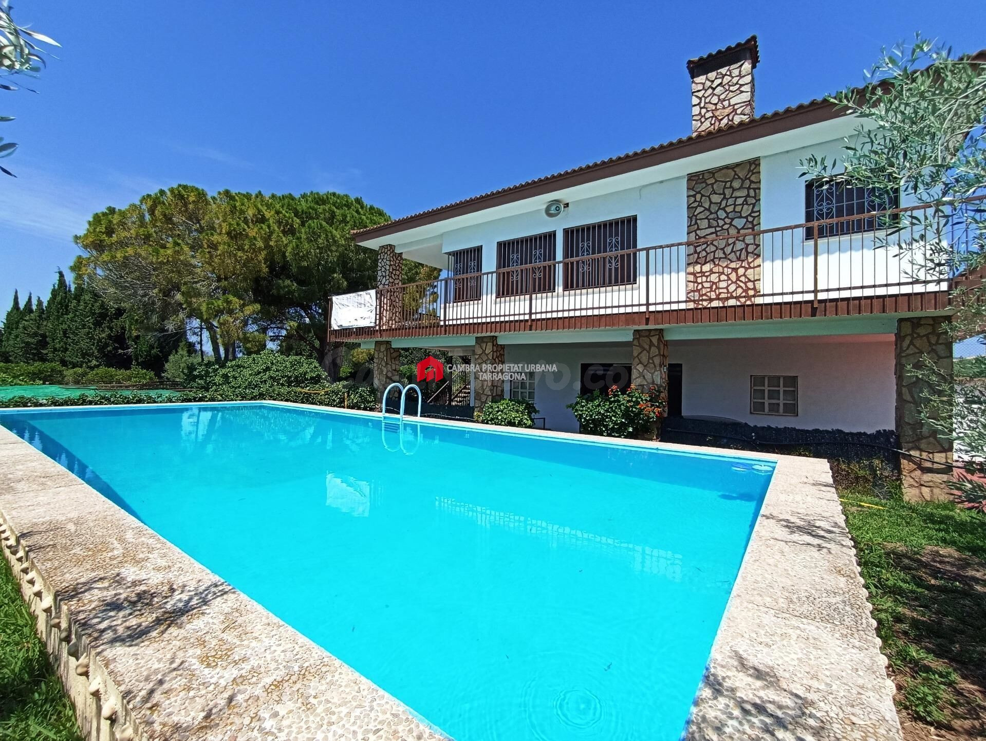 CHALET CON PISCINA Y TERRENO  EN VENTA SITUADO ENTRE LA ALDEA Y TORTOSA