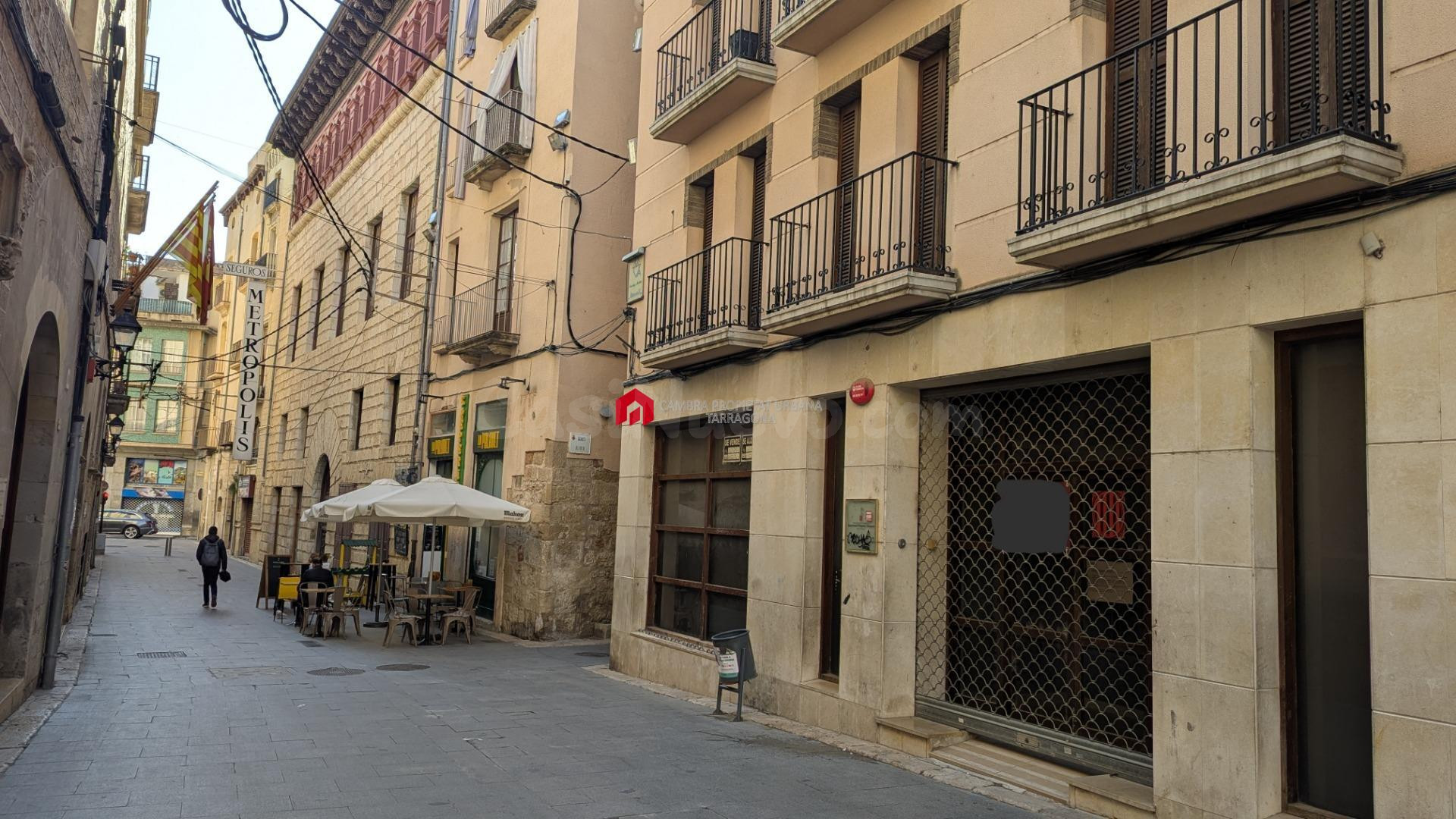 En venta local comercial de 350 m2 útiles en Tortosa.