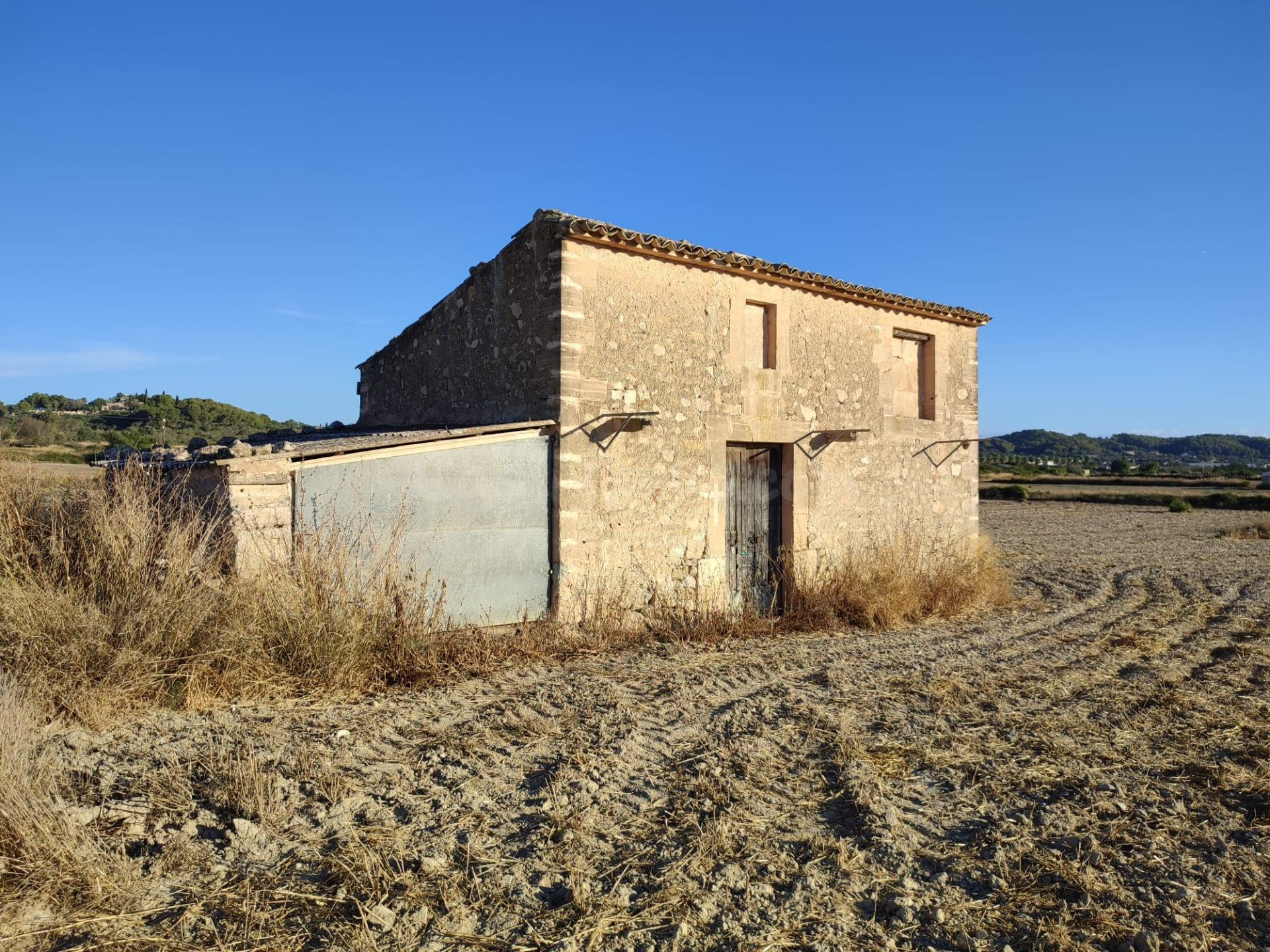 Terreno edificable con casa de aperos