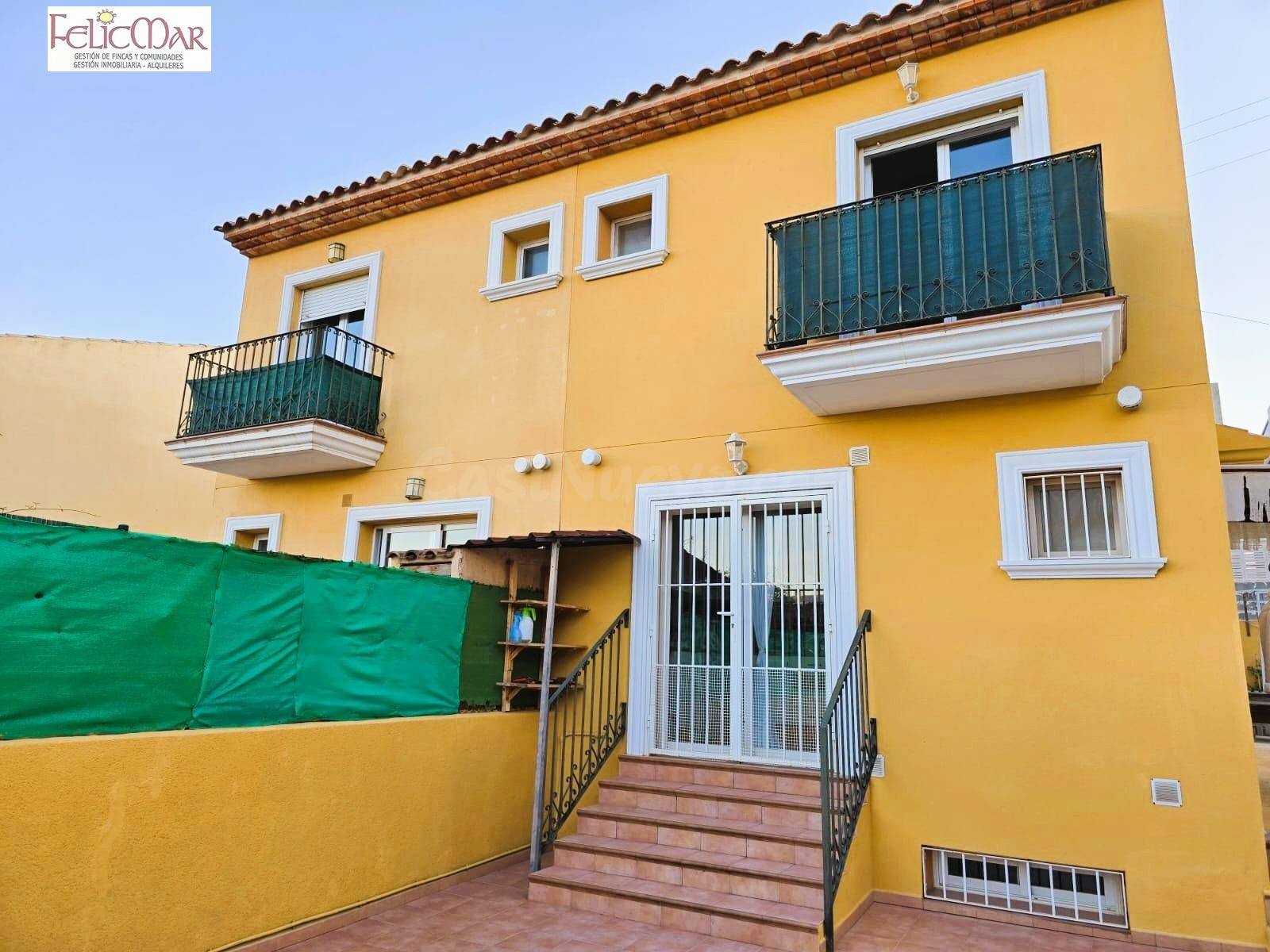 SE VENDE MAGNIFICO CHALET ADOSADO-3 PLANTAS-LA NUCIA