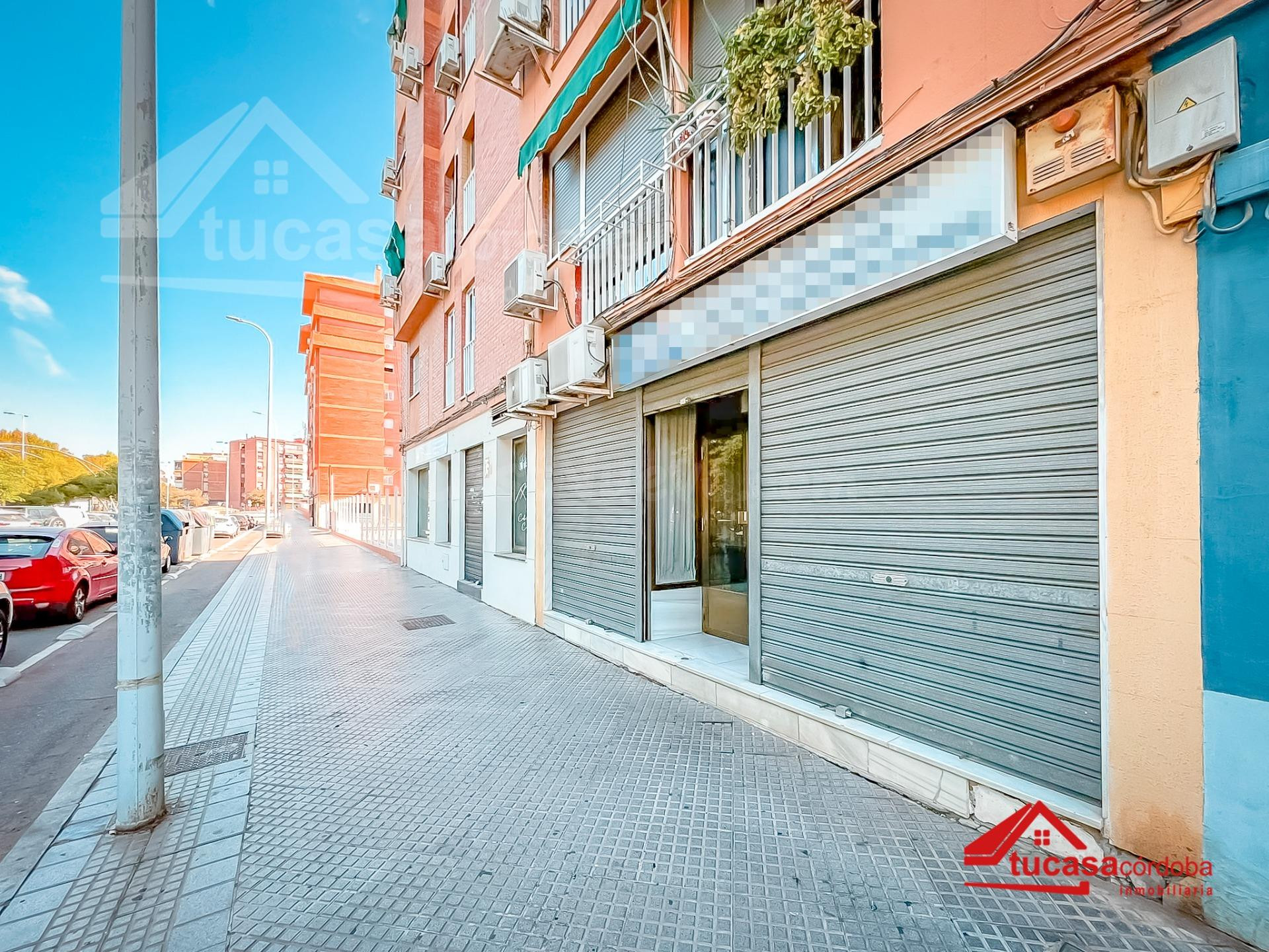 Local Comercial en Zona Agrupación Córdoba: Espacio Versátil y Bien Mantenido