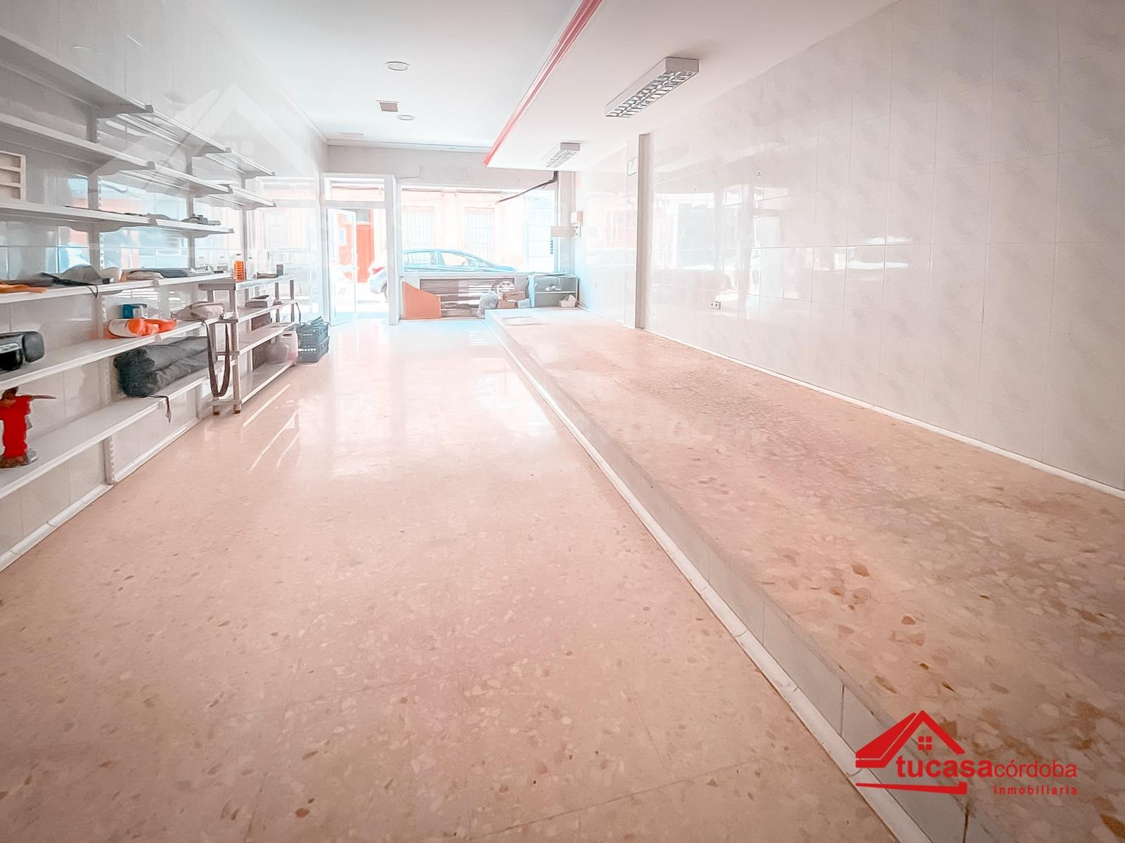 Amplio local comercial en Huerta de la Reina, Córdoba
