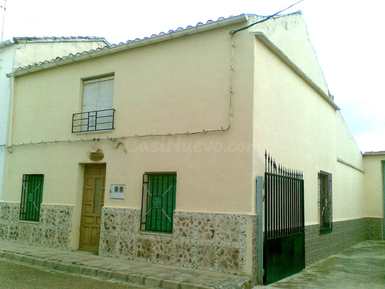 Oportunidad. Se vende Casa Solar de 970 metros cuadrados en Madrigueras. Precio. 147.000€