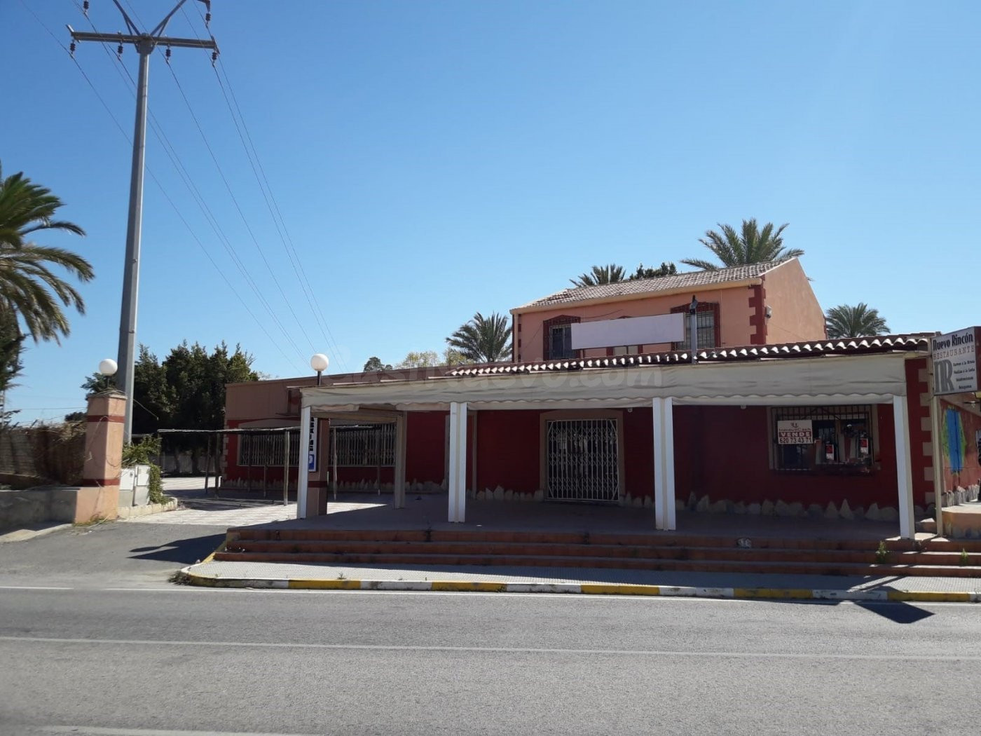 Restaurante con vivienda en primera línea de carretera de 500 m2 en Elche.