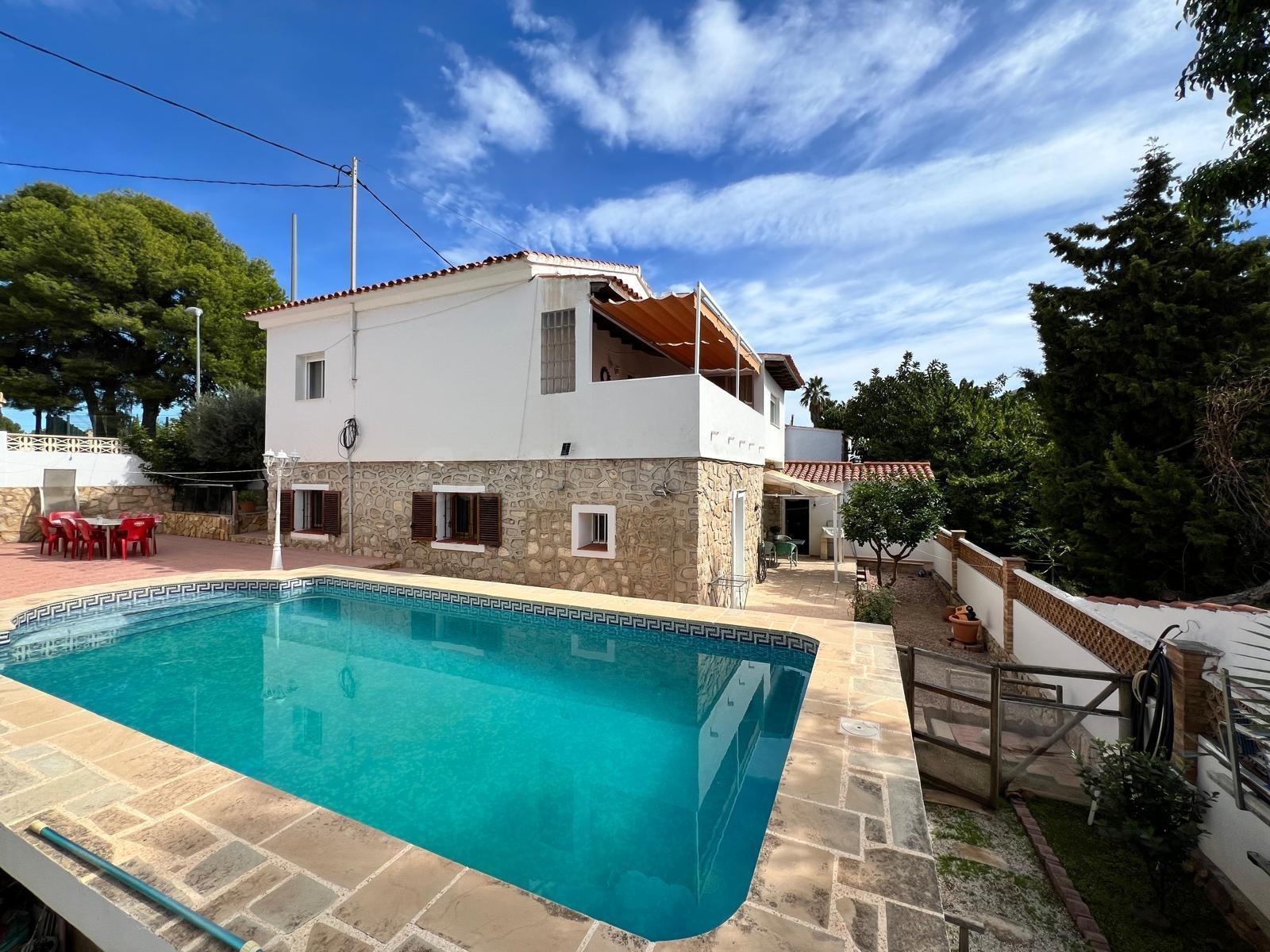 CHALET INDEPENDIENTE CON APARTAMENTO Y PISCINA PRIVADA.