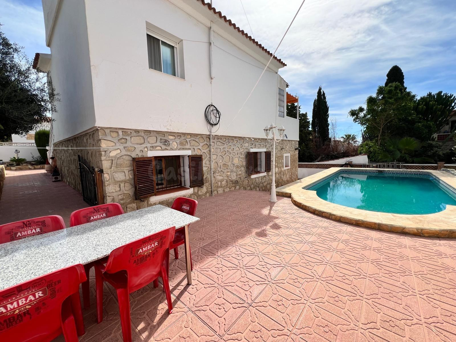 CHALET INDEPENDIENTE CON APARTAMENTO Y PISCINA PRIVADA. - foto 5