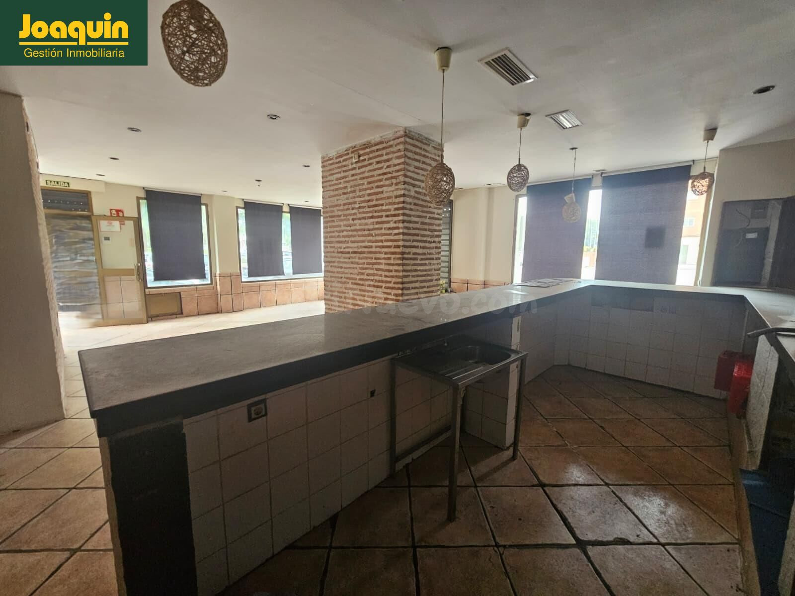ESTUPENDO LOCAL EN AVDA AGRUPACIÓN CÓRDOBA. VENTA O ALQUILER.