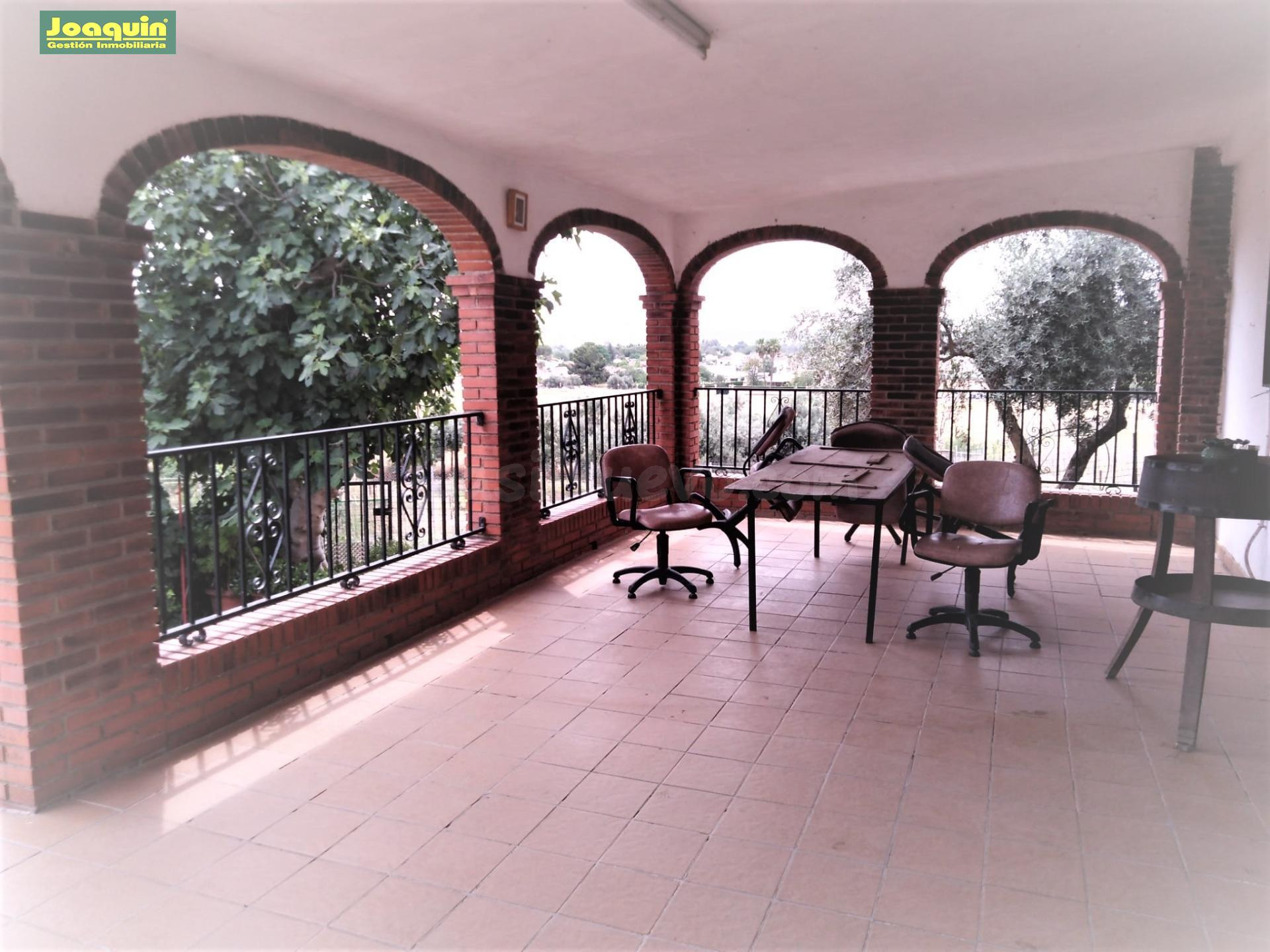 PARCELA CON DOS CASAS Y PISCINA.