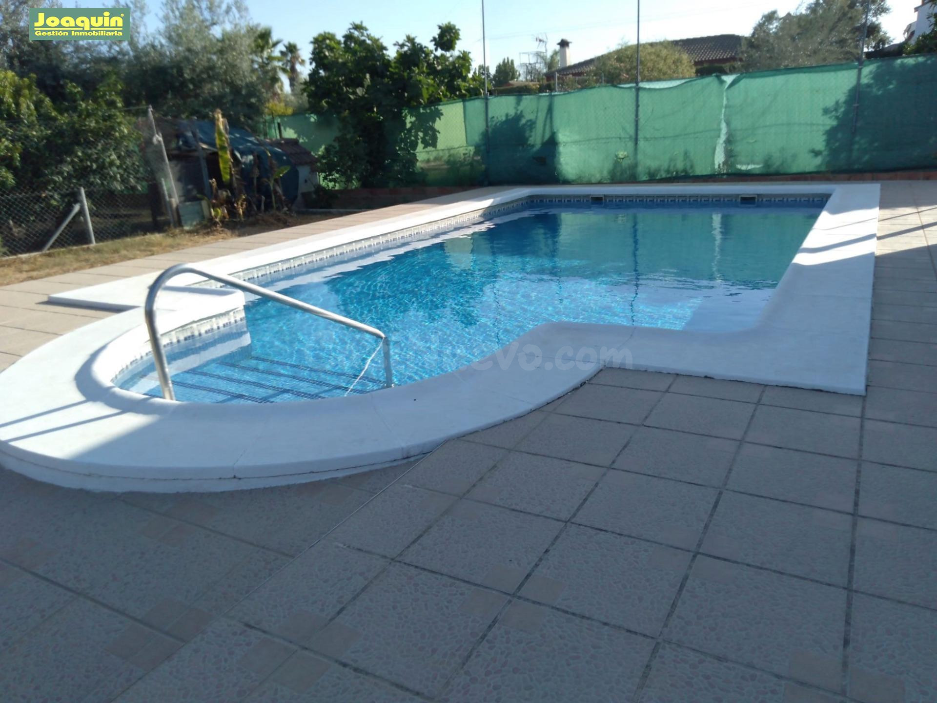 PARCELA NO HIPOTECABLE CON CASA Y PISCINA