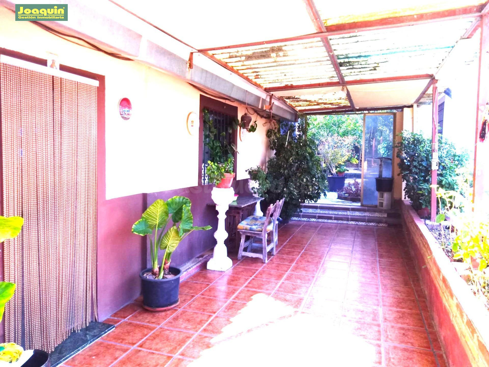 ESTUPENDA PARCELA CON CASA EN LAS SIETE FINCAS.