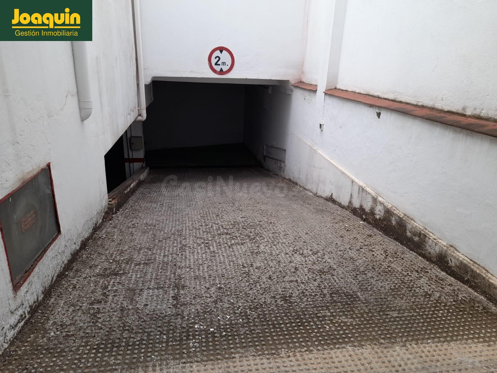ESTUPENDA COCHERA EN LA ZONA DE SAN BASILIO.
