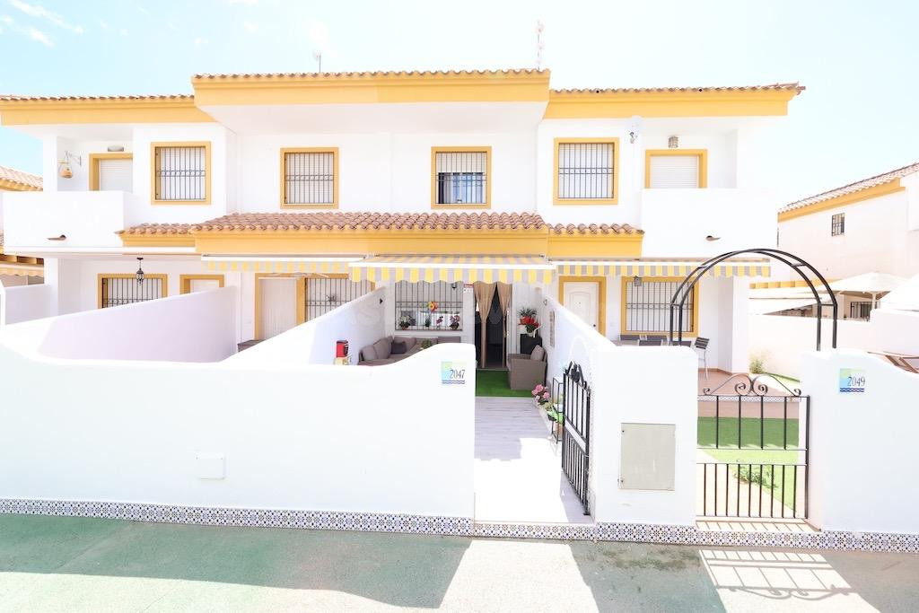 ADOSADO DUPLEX EN TORRE DE LA HORADADA. 2 DORM. 2 BAÑOS.
