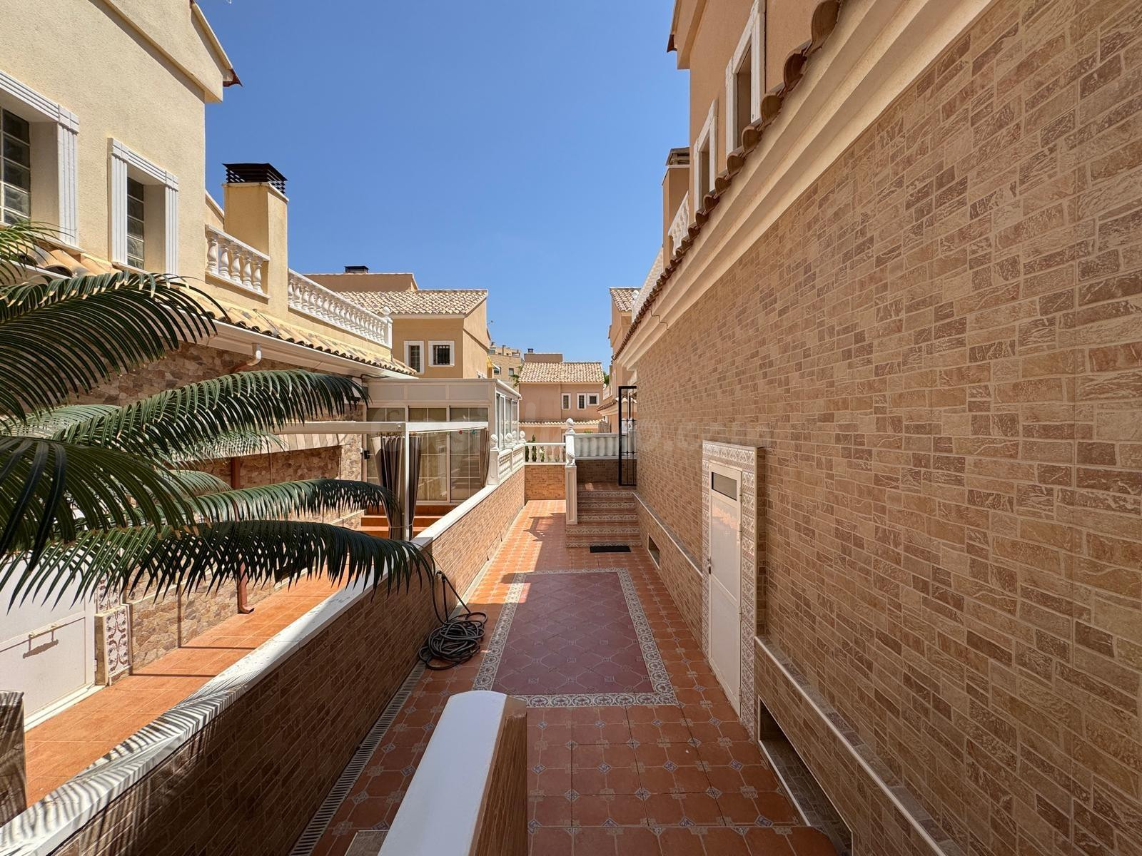 ADOSADO EN GUARDAMAR DEL SEGURA CON GARAJE A 400 METROS DE PLAYA. 3 DORM. 2 BAÑOS. SOTANO DE 60 M2. PISCINA COMUNITARIA.