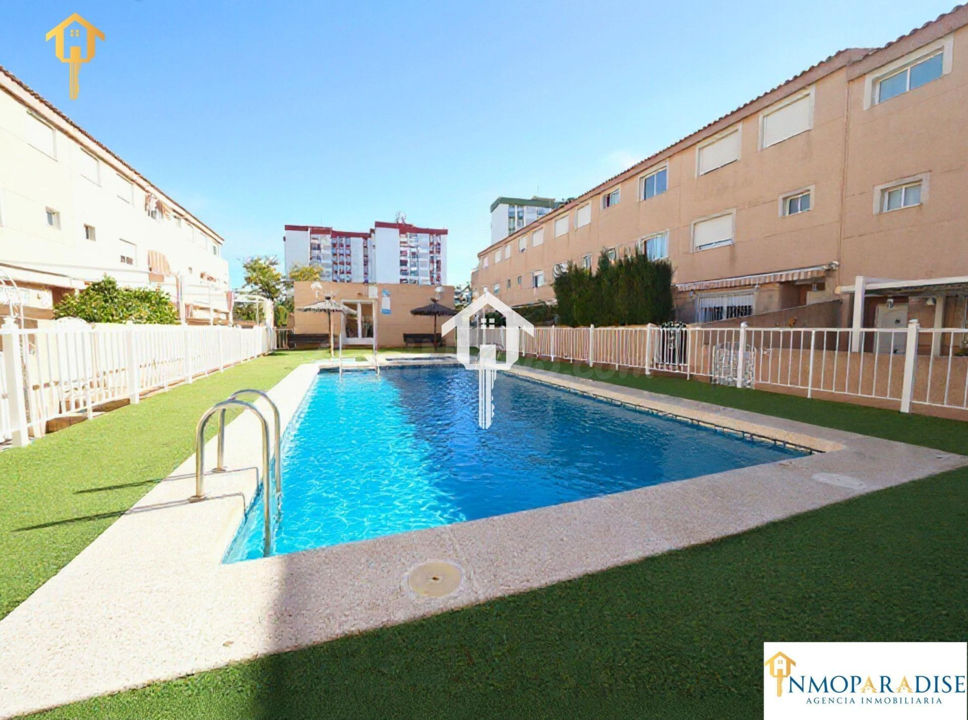 CHALET ADOSADO CON BUHARDILLA EN CIUDAD JARDÍN DE ALICANTE: 