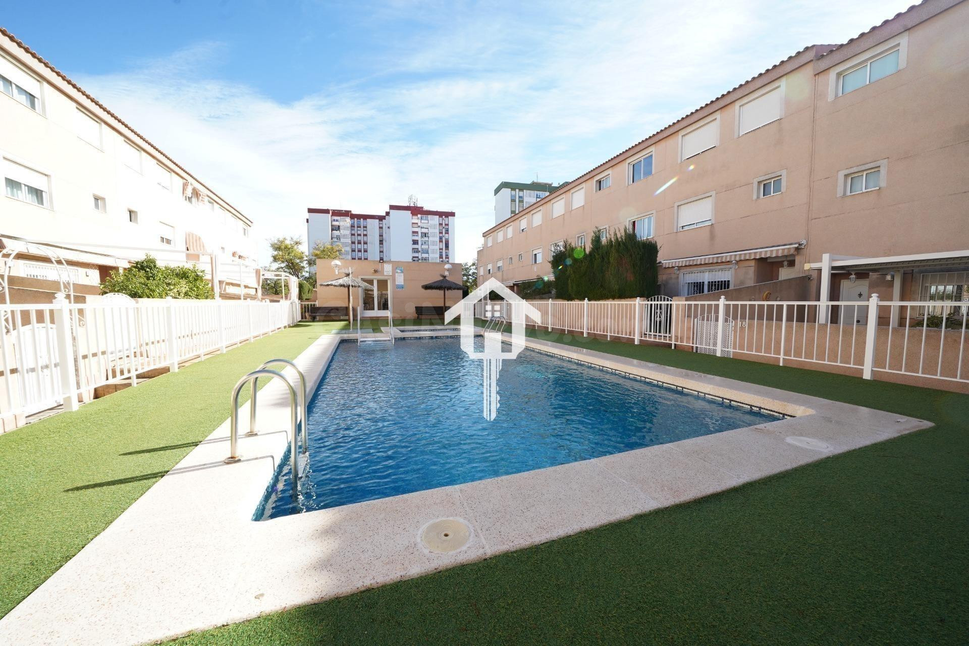 CHALET ADOSADO CON BUHARDILLA EN CIUDAD JARDÍN DE ALICANTE:  - foto 2