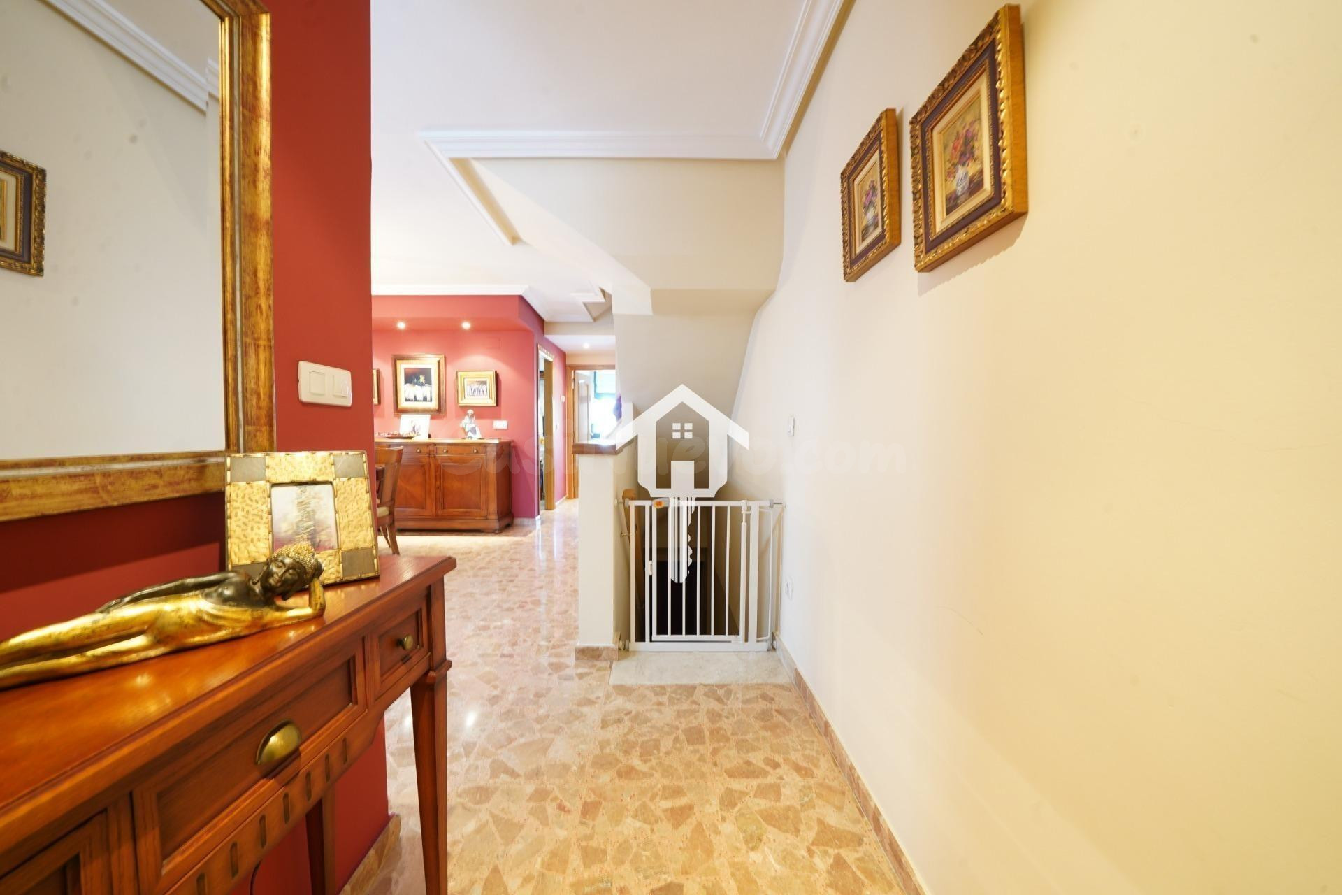 CHALET ADOSADO CON BUHARDILLA EN CIUDAD JARDÍN DE ALICANTE:  - foto 4