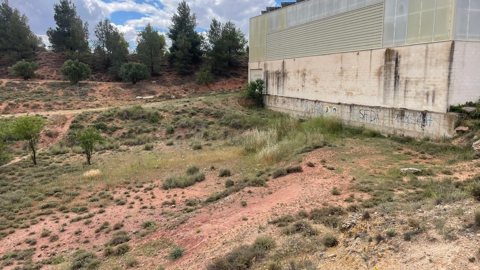Se vende parcela de terreno rústico pegado al pabellón polideportivo de Fuentealbilla