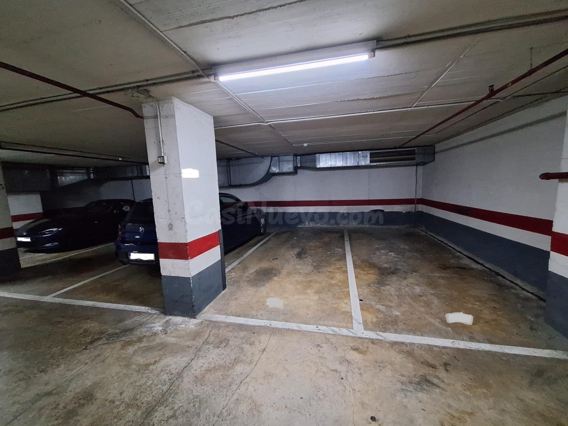 Plaza parking en complejo Mundet.