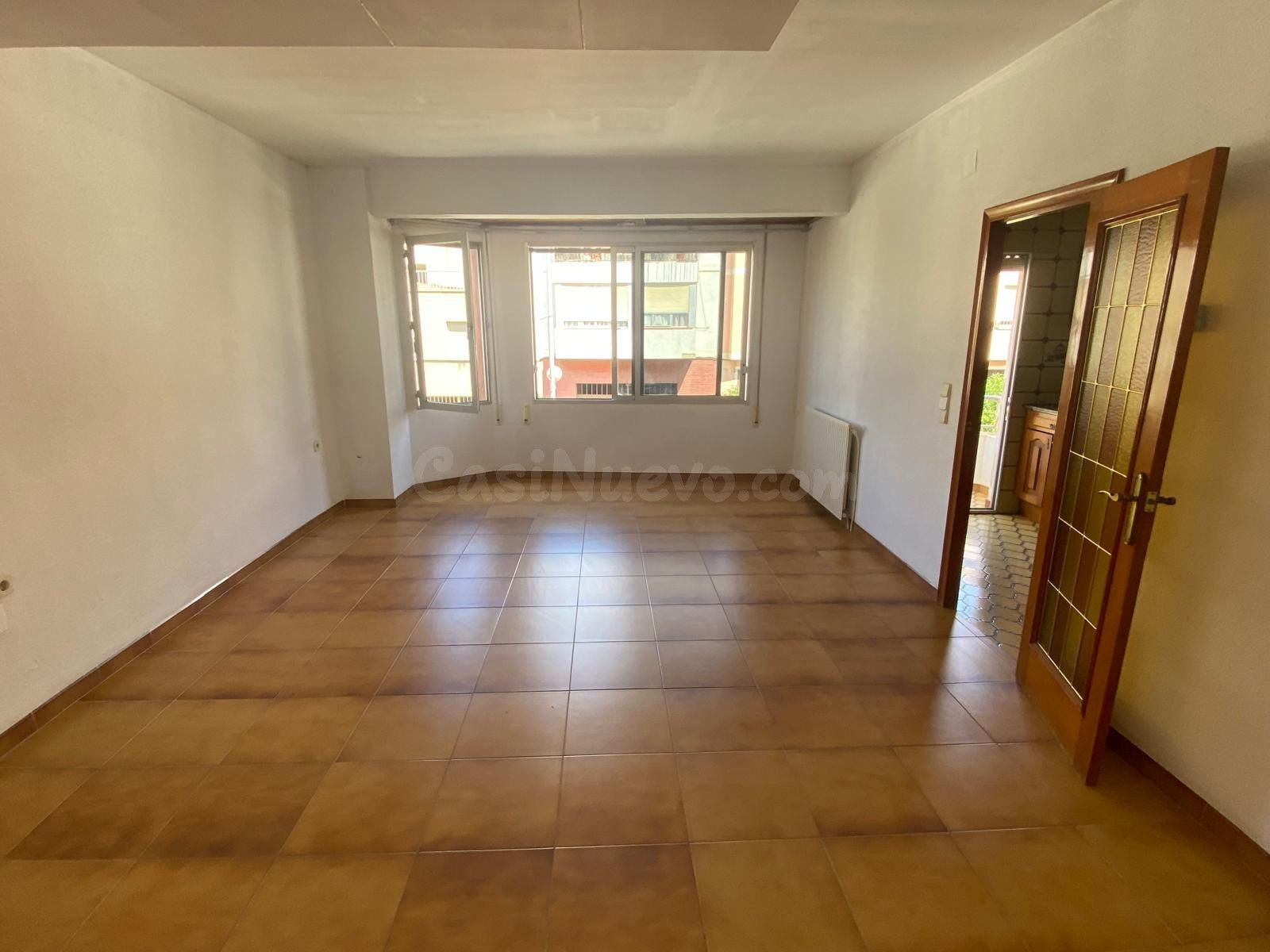 VIVIENDA EN VENTA CON GRAN TERRAZA, PATIO Y LOCAL COMERCIAL EN LA MEJOR  AVENIDA DE LA POBLACIÓN!