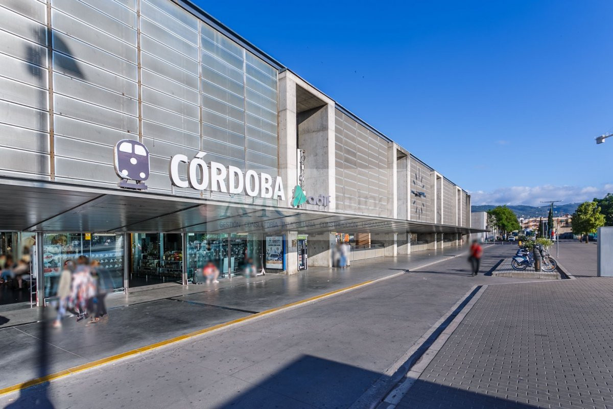 LOCAL COMERCIAL DE ESQUIINA JUNTO estación DE TREN