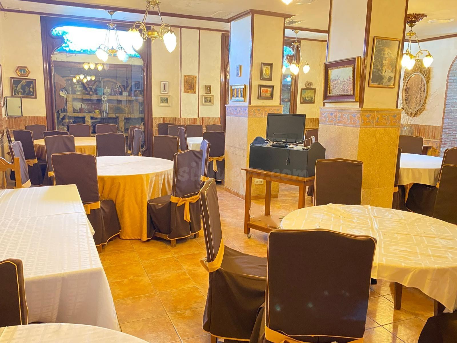 RESTAURANTE A LA VENTA, CON CASA Y APARTAMENTO