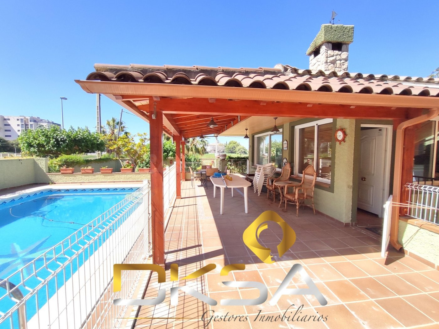 Chalet, piscina... a un paso de la playa