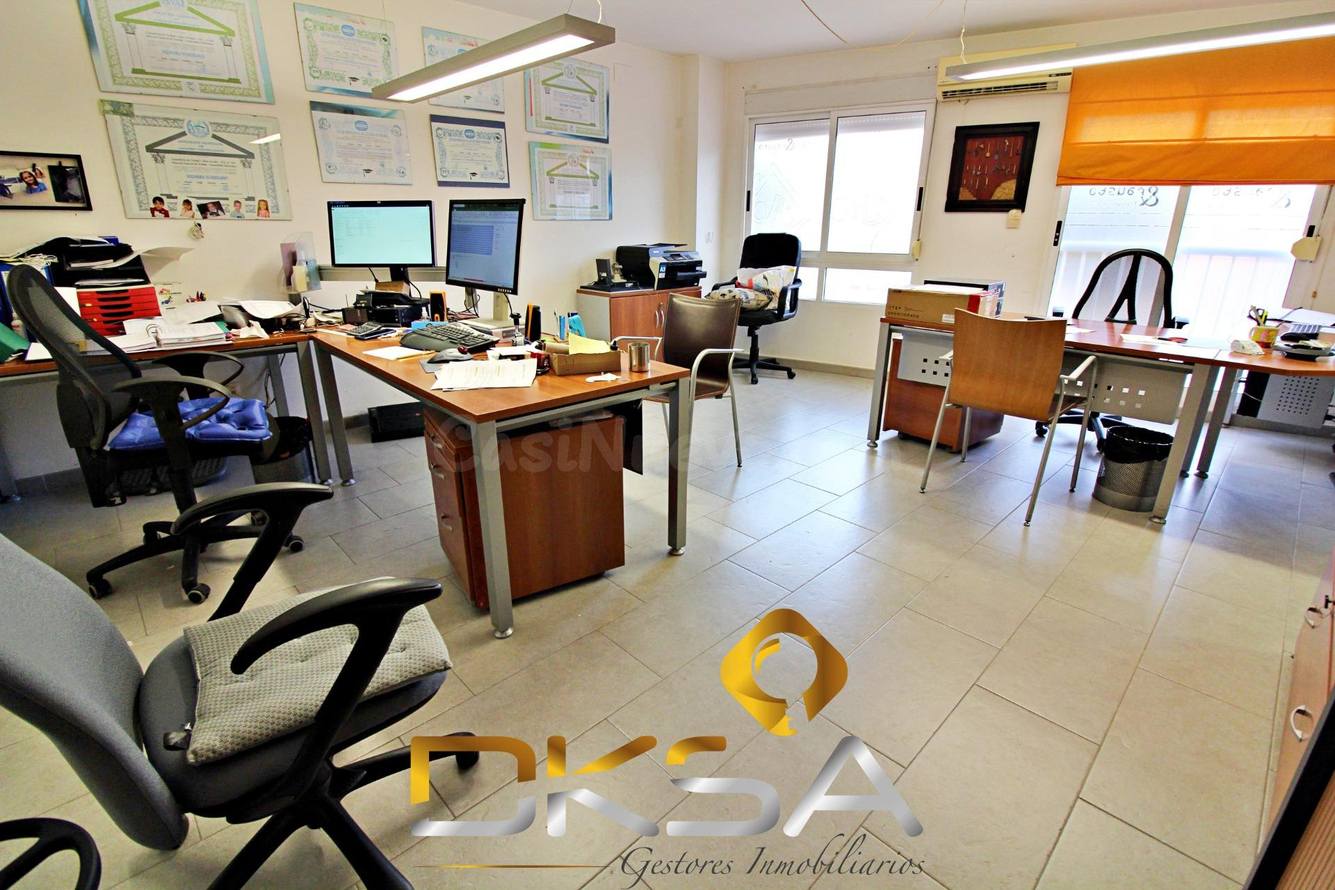 Local comercial en entresuelo, esquinero en Ausias March, Vila-real
