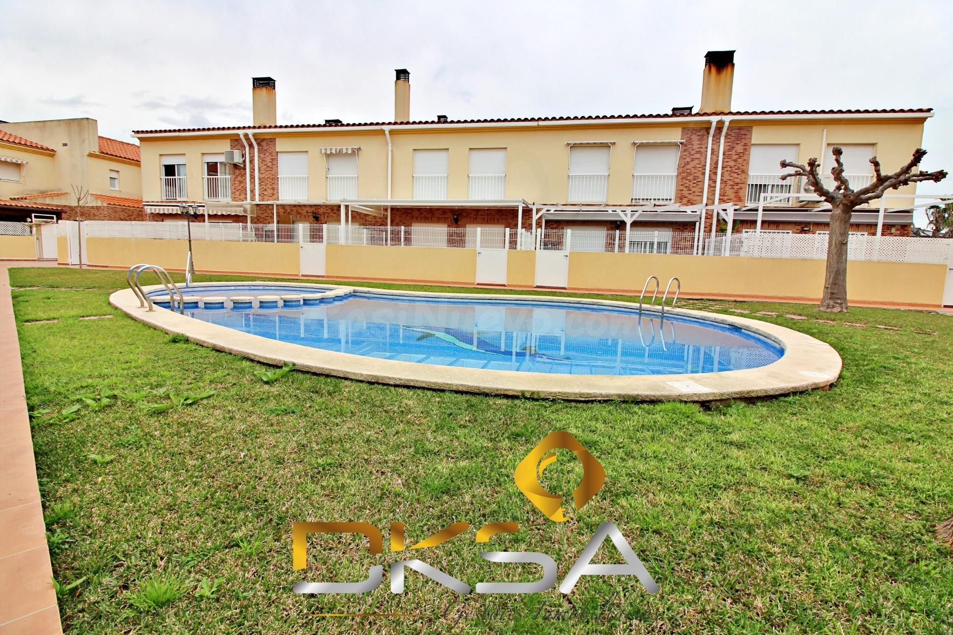 Precioso chalet adosado con piscina comunitaria a un paso de la playa de Burriana