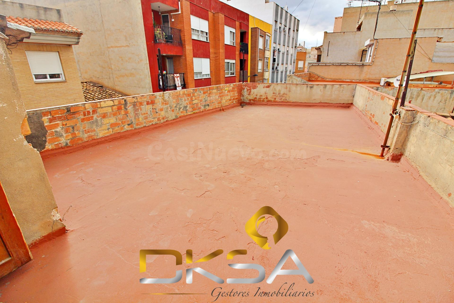 Amplia casa esquinera con más de 7m de fachada en Vila-real