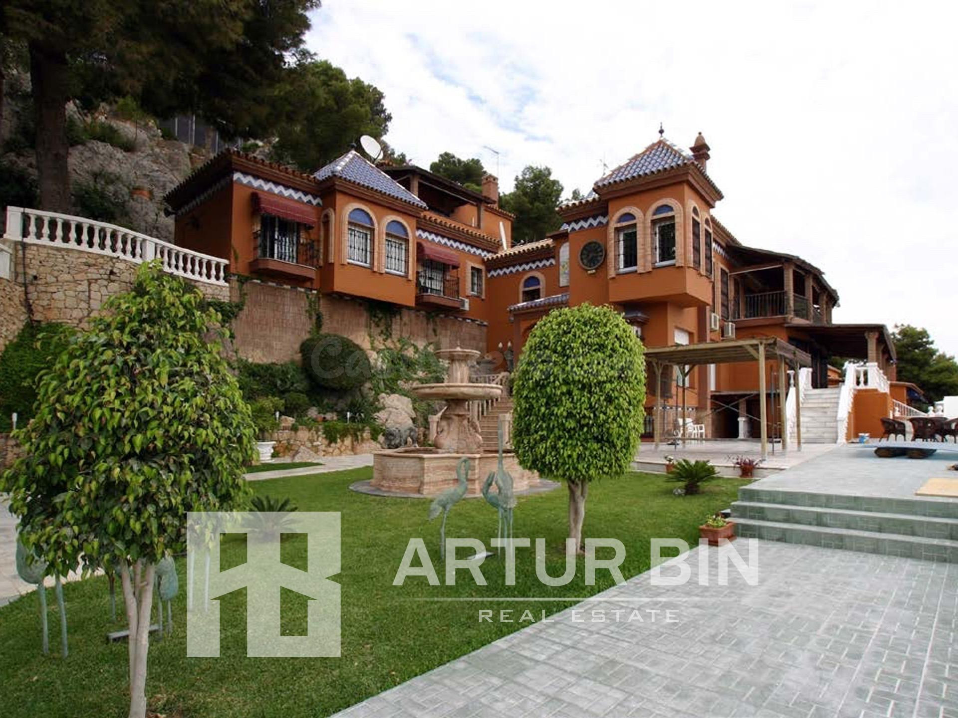 Se vende una casa espaciosa y única con magníficas vistas pa