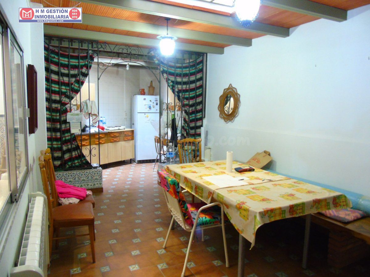 CASA EN PLANTA BAJA CON LOCAL COMERCIAL MAS SALON , BAÑO UN DORMITORIOY EN PLANTA PRIMERA DOS DORMITORIOS Y UN BAÑO , CONSULTENOS
