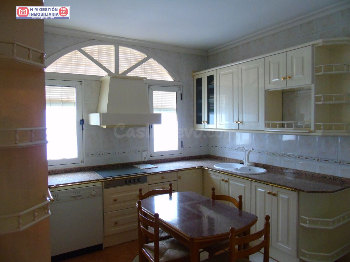 CASA CON EXCELENTES CALIDADES PRÓXIMA A HOSPITAL. 306 M2 CONSTRUIDOS CON VIVIENDA EN PRIMERA PLANTA, AMPLIO Y LUMINOSO SALÓN CON GRANDES VENTANALES Y BALCÓN, COCINA AMUEBLADA, LAVADERO Y DESPENSA,