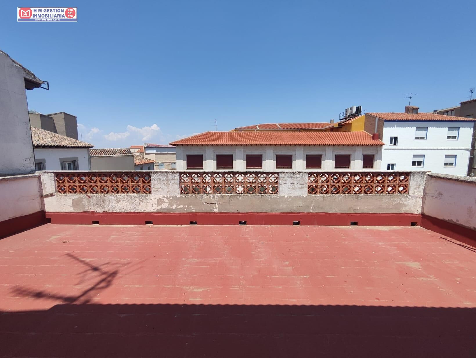 CASA JUNTO A CALLE EMILIO CASTELAR
