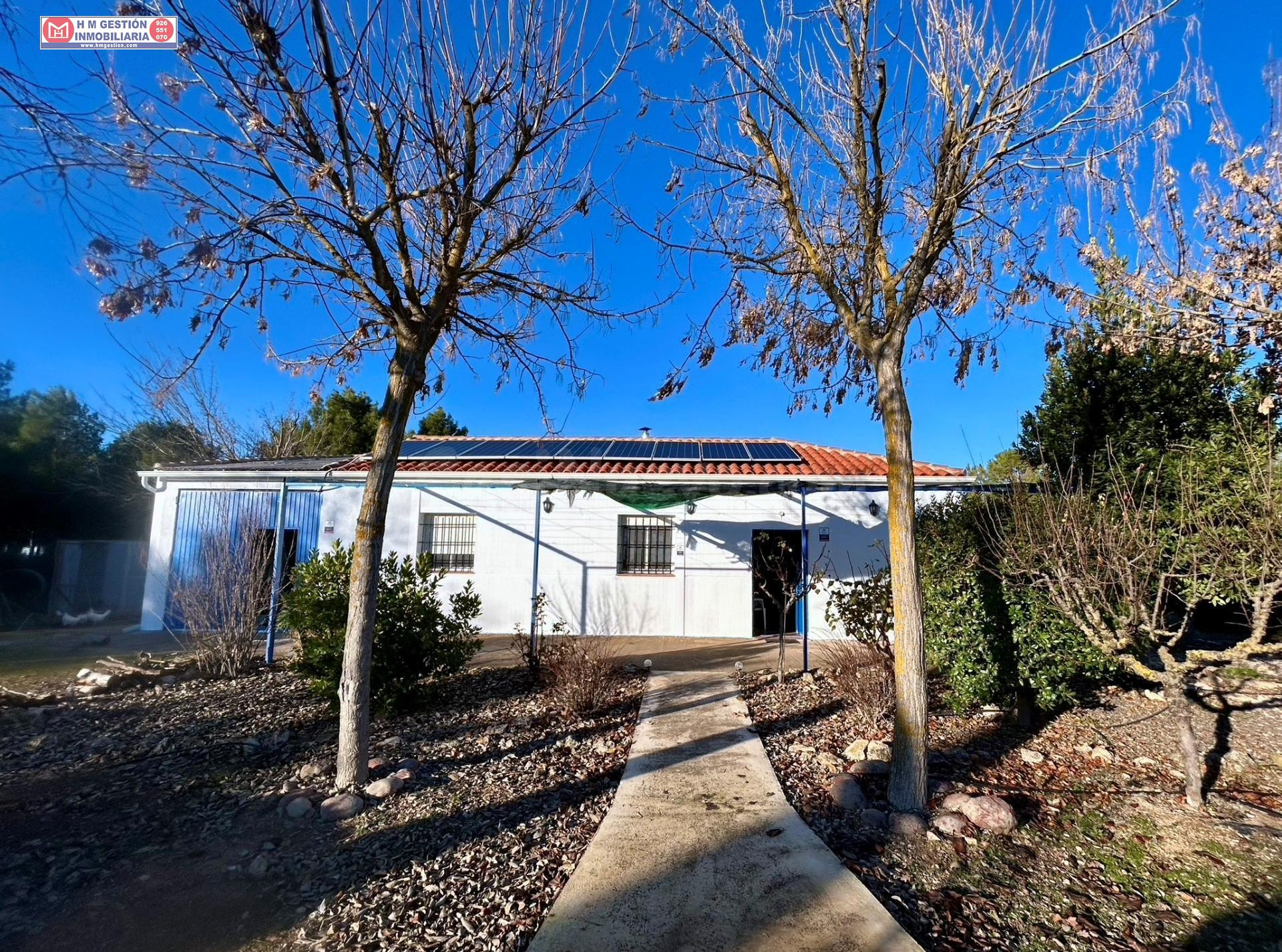 Chalet ubicado a 1km de Alameda de Cervera (Autovía) en dirección a Alcázar de San Juan, a 135 km de Madrid y a 15 km de Alcázar de San Juan ó Tomelloso