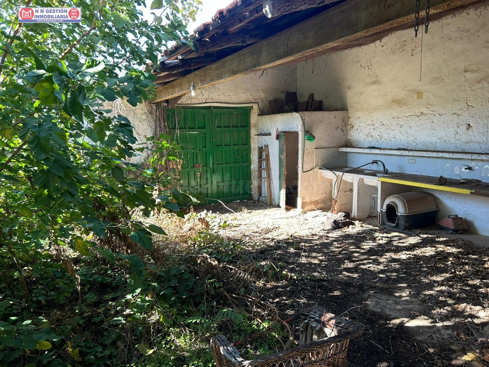 SE VENDE CASA PARA REFORMA ÍNTEGRA CON SALIDA A DOS CALLES, AMPLIO PATIO, 3 DORMITORIOS Y TRES BAÑOS