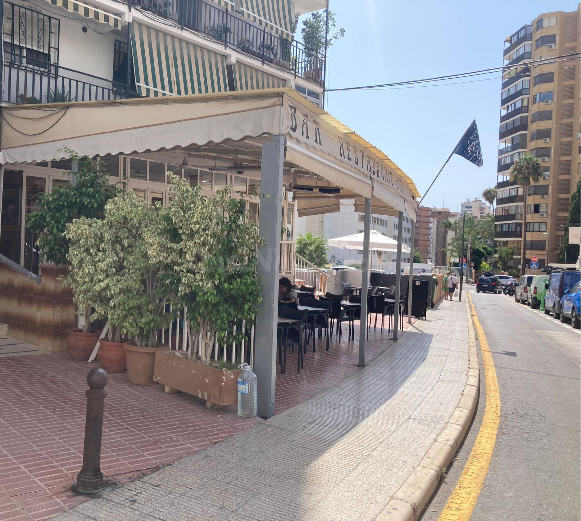 Se vende local comercial con licencia de bar-restaurante, to