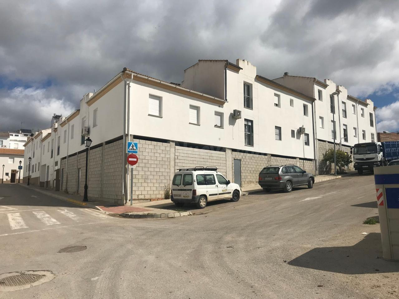 Local comercial con plaza de parking en Olvera, Cádiz.