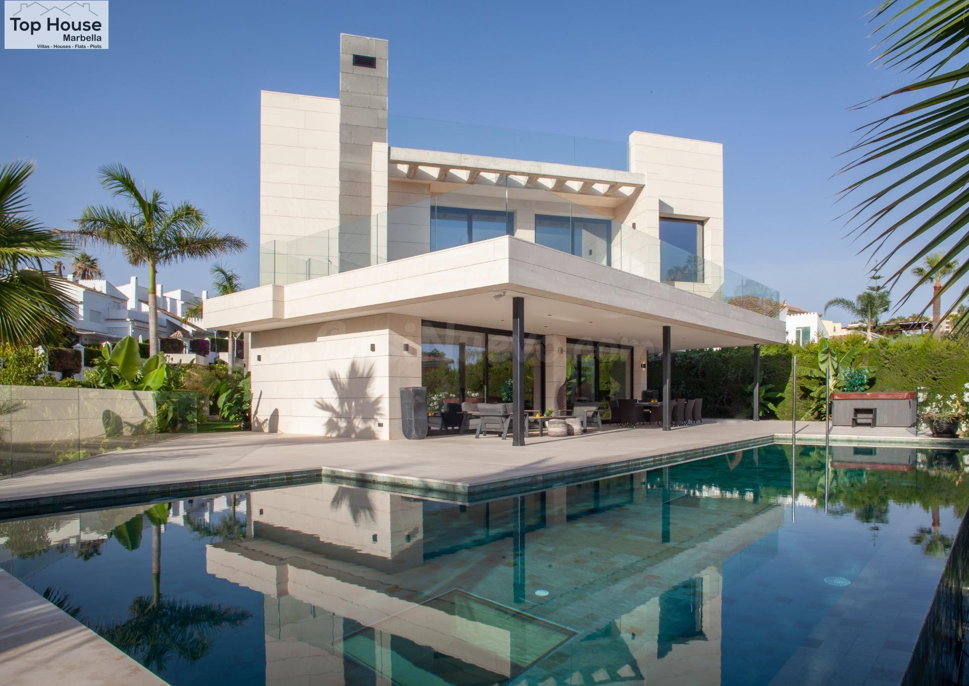 IMPRESIONANTE VILLA MODERNA EN PARCELAS DEL GOLF - MARBELLA
